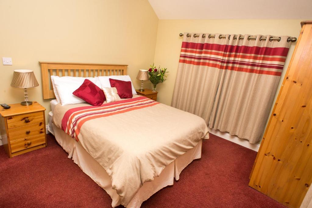 Larkin'S Pub, Restaurant, And B&B Milltown  Room photo