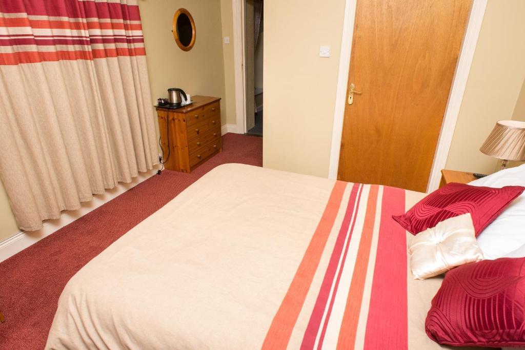 Larkin'S Pub, Restaurant, And B&B Milltown  Room photo