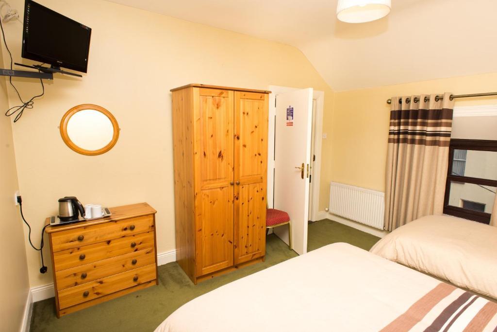 Larkin'S Pub, Restaurant, And B&B Milltown  Room photo